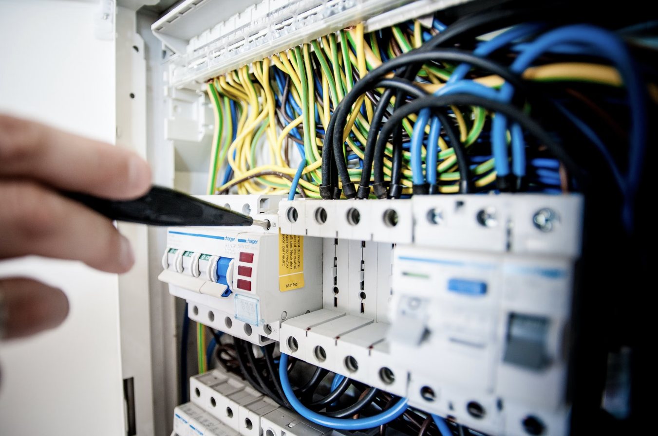 Elektroinstallation an einem Sicherungskasten